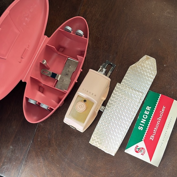 Singer Buttonholer Pink Vintage Oval clamshell case - Picture 2 of 12